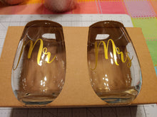 Load image into Gallery viewer, Clear Wine Glasses